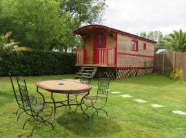 LE PETIT NID DANS LA ROULOTTE, casa vacacional en Roscanvel