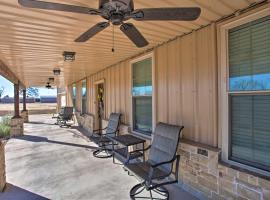 Charming Anna Ranch Home with Grill on 13 Acres!, hotel en Anna