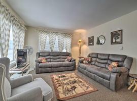 Cozy Houghton Lake Heights Cottage with Private Yard, hotel en Houghton Lake