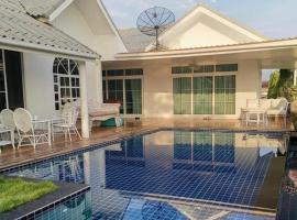 Mountain View Pool Villa, cabaña o casa de campo en Nakhon Nayok