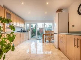 BEST PRICE! LARGE HOME FOR 4 - SMART TV - COMFY BEDS - GARDEN - 4 Single Beds or 2 Doubles!