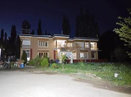 LA-TSAS GUEST HOUSE, guest house in Hundar