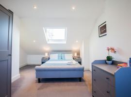 Surbiton Luxury Garden House, holiday home in Surbiton