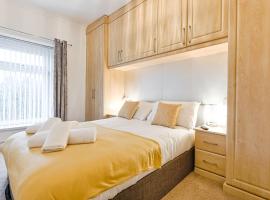 Spacious home with parking - TV in Every Bedroom!, povoljni hotel u gradu 'Swansea'