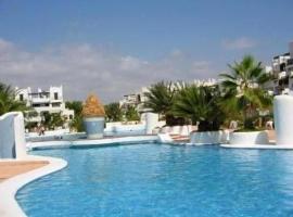 Marina Dor II - Cala Egos- Sunny ground floor apartment with large garden, Hotel in Portopetro