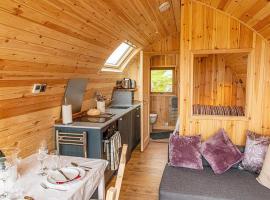 Beinn A Ghlo Luxury Glamping Pod with Hot Tub & Pet Friendly at Pitilie Pods, hotel in Aberfeldy