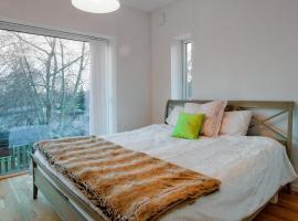 townhouse on Arlanda Stockholm metro line - easy checkin, holiday home in Sollentuna