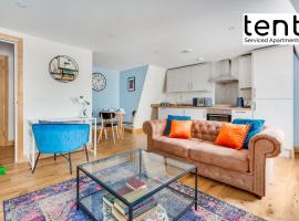 Bright, Stylish Two Bedroom Apt in Town Centre with Free Parking at Tent Serviced Apartments Chertsey, vacation rental in Chertsey