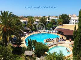 Apartamentos São Rafael - Albufeira, Algarve, hotelli Albufeirassa lähellä maamerkkiä São Rafaelin ranta
