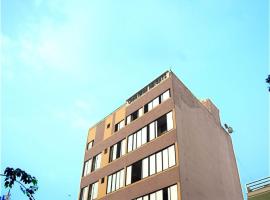 CHARYANA HOTEL AC DORMITORY、アーメダバードのホステル