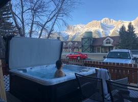 Mountain View Escape with Private Hot Tub & Patio, hotel sa Canmore