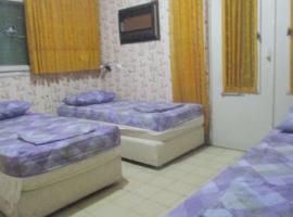 דירת אירוח בצל האילנות, hotel in Qiryat Ata
