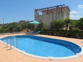 Villa Almyros, hotel with pools in Káto Kefalás