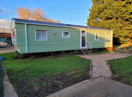 Lovely Static 8 Bed Caravanat at Billing Aquadrome, orlofshús/-íbúð í Great Billing