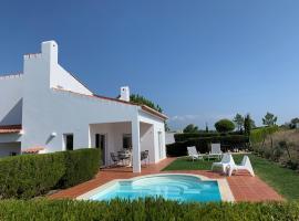 Casa Colina, walking distance to Arrifana Beach, medencével rendelkező hotel Aljezurban