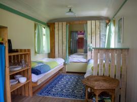 le bon chemin roulotte, luxury tent in Sainte-Nathalène