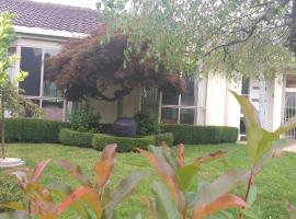 Sweet Holiday Home by the Golf Course, ξενοδοχείο με γκολφ στην Καμπέρα