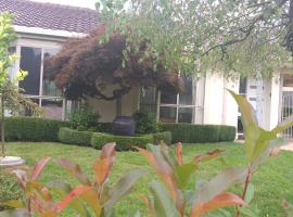 Sweet Holiday Home by the Golf Course, hotel di Canberra