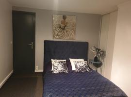 Room in Guest room - Quiet independent room, villa in Saint-Maur-des-Fossés