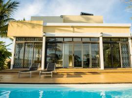 Villa Angelou - Sunlit Beach Getaway with Pool and WIFI, hotelli kohteessa Belle Mare