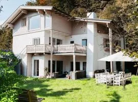 Chalet Happy Family, secluded location, 15 min to salzburg and just short to t lakes sound of music, BBQ&bikes&sunbeds for free, up to 14p