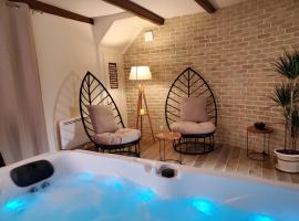 Jacuzzi privatif dans maison de village au calme, hotel con spa en Flaviac