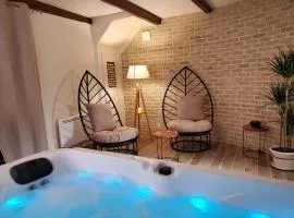 Jacuzzi privatif dans maison de village au calme