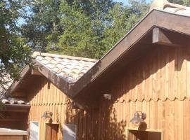 Cabane chic et romantique MUSCADELLE près de Bordeaux, hotel na may parking sa Saint-Sulpice-et-Cameyrac