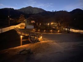 Kern River Retreat - Walk to River & Downtown! retreat, hotel with parking in Kernville