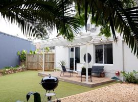 Viesnīca Peaceful Modern Home with Private Garden in Durban North pilsētā Durbana, netālu no apskates objekta Beachwood Golf Club