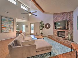 Modern Fayetteville Home Less Than 1 Mi to U of A!, vacation home in Fayetteville