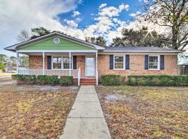 Apache Trail Home - 3 Mi to Masonboro Island!, alquiler vacacional en Wrightsville Beach