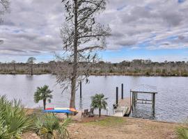 Welcoming Trent River Cottage with Fire Pit and Grill!, hotel in New Bern