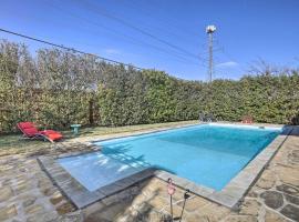 Poolside Oasis Richardson Home with Movie Room!, hotel v destinaci Richardson
