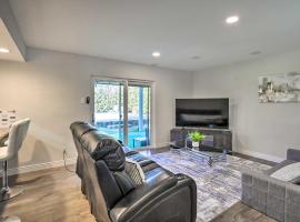 Movie Room and Private Pool Richardson Retreat, hotel v destinaci Richardson