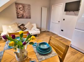 Modern & Spacious apartment in the heart of the historic old town of Aberdeen, free parking, free WiFi, hotel near Pittodrie Stadium, Aberdeen