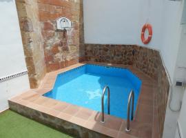 La Casilla: casa con piscina en centro histórico، كوخ في أوبيذا