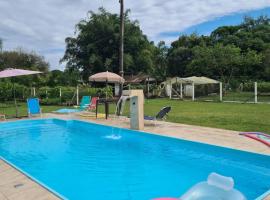 Casa Chácara Zulin's,-SIMPLICIDADE E AMOR, hotel con piscina en Pontal do Paraná
