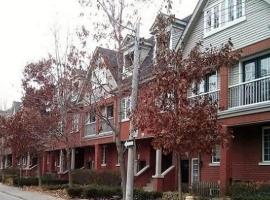 Cozy Tri-level Townhouse - 3 min from Outdoor Mall at Partridge Creek, apartamento em Waldenburg