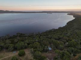 Peacehaven Chalet on the Irwin Inlet, hotel sa Bow Bridge