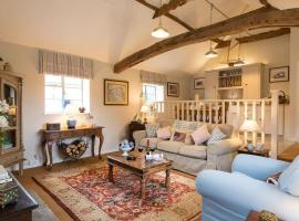 The Stables, relax in 5 star style and comfort with lovely walks all around, semesterhus i Great Maplestead