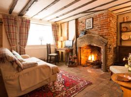 Spadgers, a flax workers cottage next to fields in a Medieval Village, hotel with parking in Long Melford