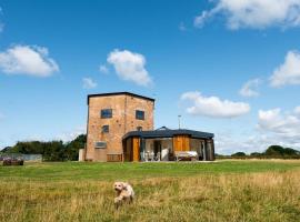 The Hexagon, wow what a location, views over the Essex marshes and sea, maison de vacances à West Mersea
