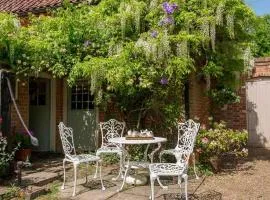 Cissys Cottage in a Nature Reserve, 7 minutes from Aldeburgh seafront