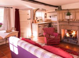 Farm Cottage a cute C17th cottage a walk across the fields to a great pub, vacation rental in Edwardstone