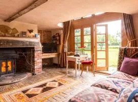 Dons Barn a Stunning cottage just a walk across the fields to a great pub