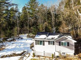 Little Cottage in the Woods, hotel with parking in Boothbay Harbor