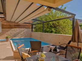 Luxury Villa LeLu with heated saltwater pool, parking, high speed Internet, BBQ,, viešbutis mieste Žrnovnica