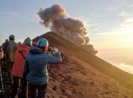 Stromboli Trekking Accommodation - Room and Excursion for 2 included, hôtel à Stromboli