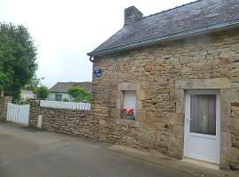 gite au calme centre finistère jardin clos, alojamento para férias em Trégourez